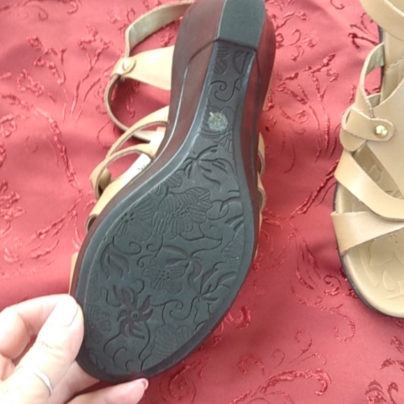 Strictly Comfort Sandals 👡 - Picture 4 of 4